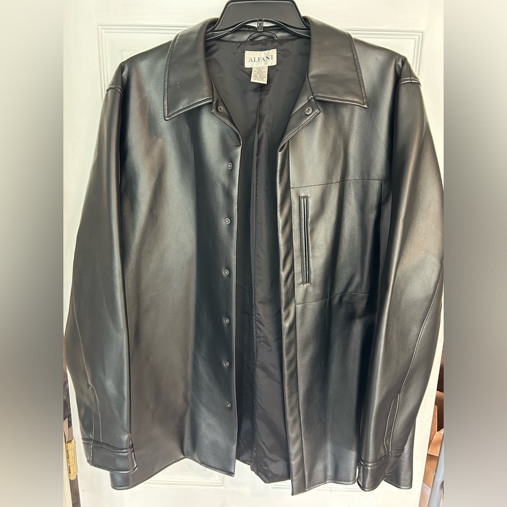 EUC! Vintage Men’s Alfani faux leather jacket. Size Large. Black and stylish!